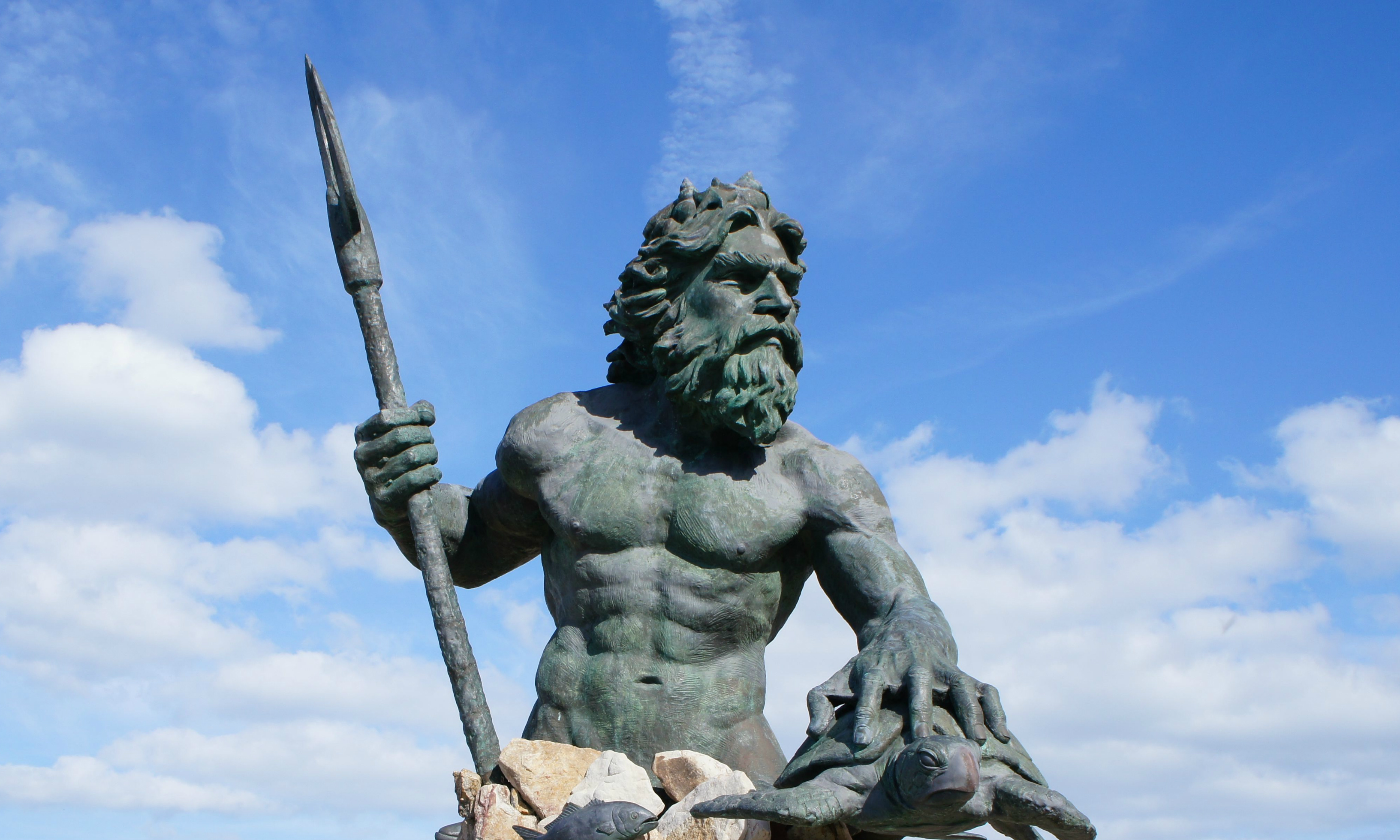 Man spots thief who stole from him, throws a trident at his face