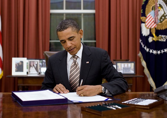 Obama to sign executive orders that protect gay federal employees