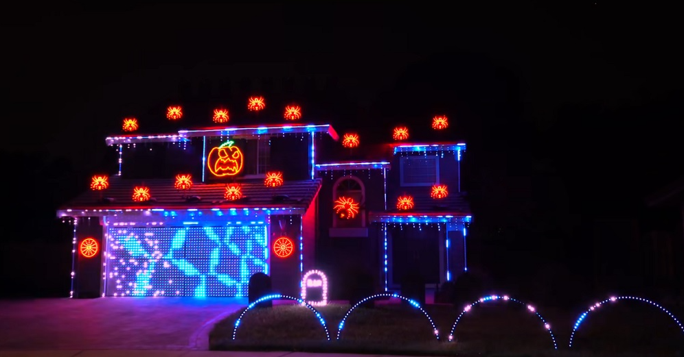 Halloween House Light Show Jams Out to Enter Sandman Buzzitt